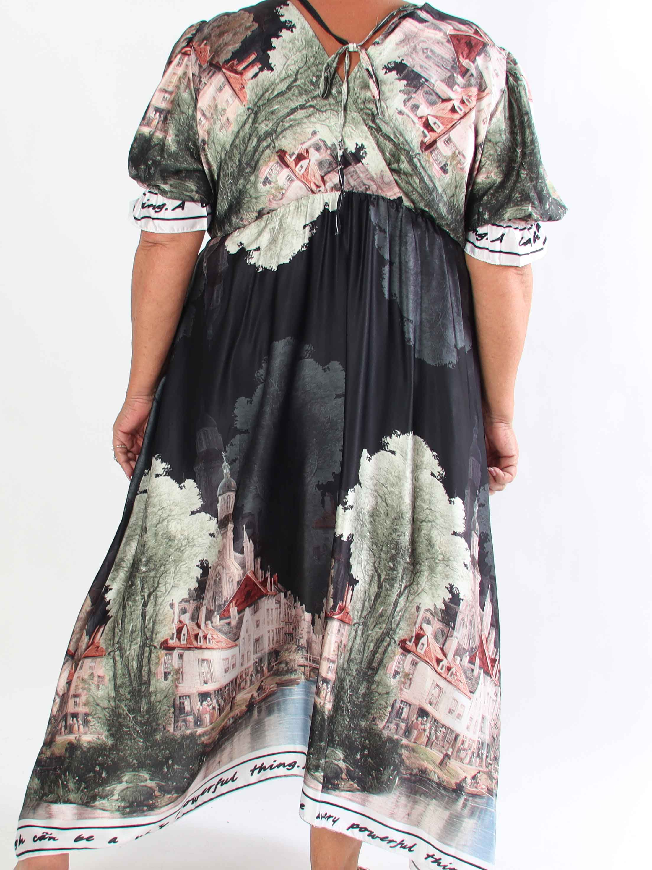 Manuela - Plus size kjole med bylandskabsmotiv på ærmerne og langs kanten forneden
